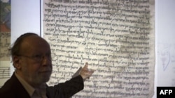 Një historian izraelit duke spjeguar dorëshkrimet e ardhura nga Afganistani