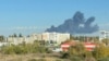 На опублікованих у соцмережах відео і фото видно густий дим від пожежі, що спалахнула після удару