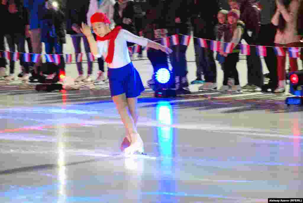 В ледовом шоу выступали в основном юные фигуристки из Казахстана. Катались они преимущественно под французские мелодии и песни. Одна из фигуристок исполнила номер в костюме цветов французского флага.
