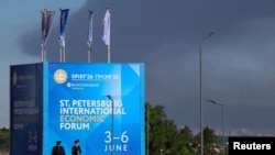 Російський Санкт-Петербург, де 3-6 червня відбувається міжнародний економічний форум, днями вже зазнавав атаки українських сил (на фото: дим після ударів 3 червня)