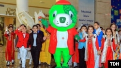 Дети рядом с официальным символом Азиады во время его презентации в Ашгабате.