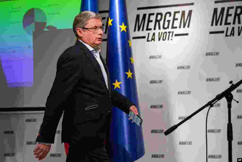 Igor Grosu, a moldovai parlamentelnöke és az EU-párti Cselekvés és Szolidaritás Párt vezetője érkezik a sajtótájékoztatóra a parlamenti választások szavazásának lezárása után Kisinyovban szeptember 28-án