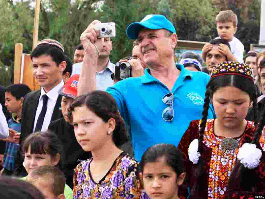 Ýaşy ulylar hem ýaşy kiçiler konsertyň tomaşyjylary