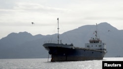 Navă în Strâmtoarea Ormuz, în largul coastei provinciei Musandam din Oman.