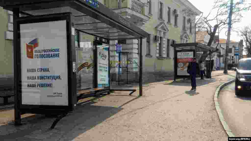 Общественный транспорт в Севастополе днем не ходит. На пустых остановках стоят растерянные люди
