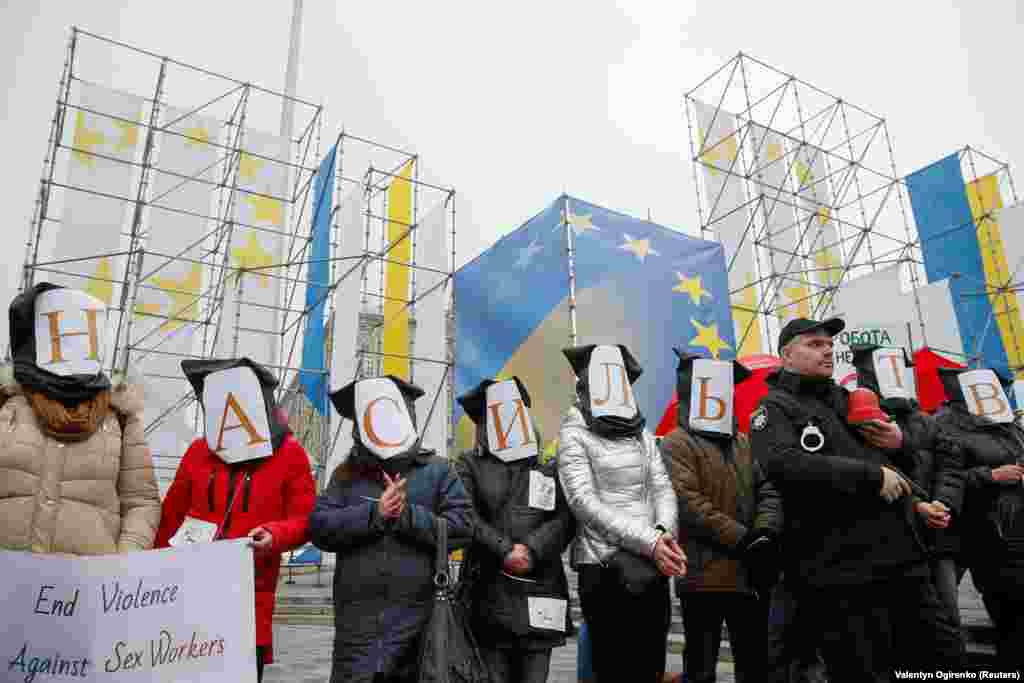 УКРАИНА - Поранешни сексуални работнички и активисти за човекови права со маски на лицата на протест во Киев. Тие на протестот побараа легализирање на проституцијата и запирање на насилството чии жртви се сега сексуалните работници во Украина.