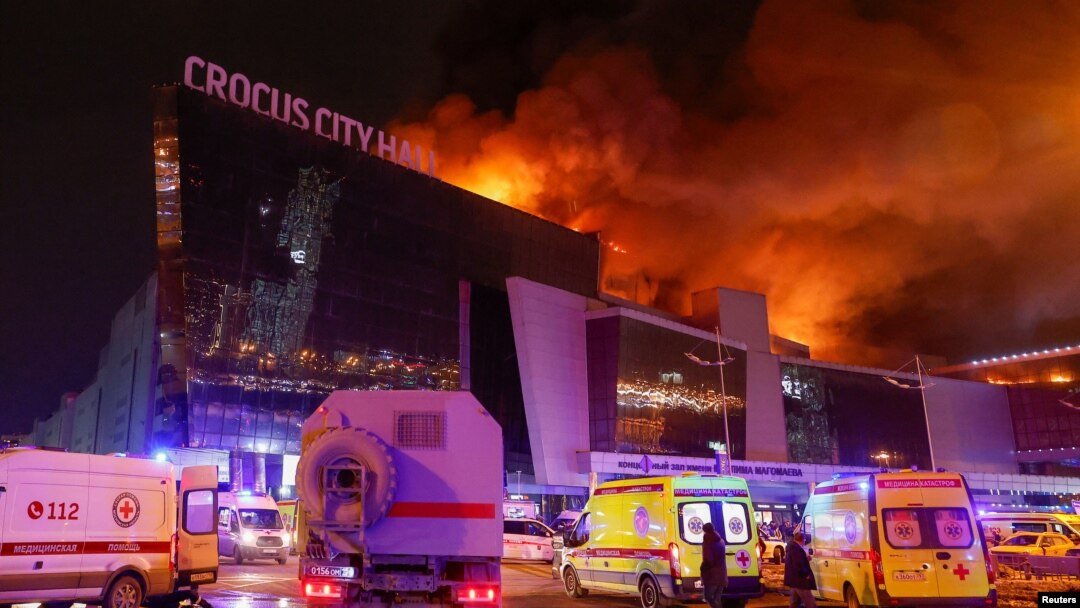Împușcături și explozii la o sală de spectacole de lângă Moscova, pe 22 martie 2024. S-au înregistrat zeci de morți și peste 100 de răniți. 