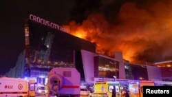 Пукање и експлозии во концертна сала близу Москва