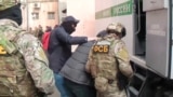 Сотрудники ФСБ проводят задержание подозреваемых по политическим статьям в аннесксрованном РФ Крыму. Симферополь, март 2019 года