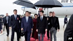 საფრანგეთში სახელმწიფო ვიზიტით 5 მაისს ჩასულ ჩინეთის პრეზიდენტ სი ძინპინს პარიზის აეროპორტში დახვდა საფრანგეთის პრემიერ-მინისტრი გაბრიელ ატალი