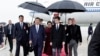 Presidenti i Kinës, Xi Jinping, dhe bashkëshortja e tij, Peng Liyuan, priten në aeroportin Orly të Parisit nga kryeministri francez, Gabriel Attal. 5 maj 2024. 