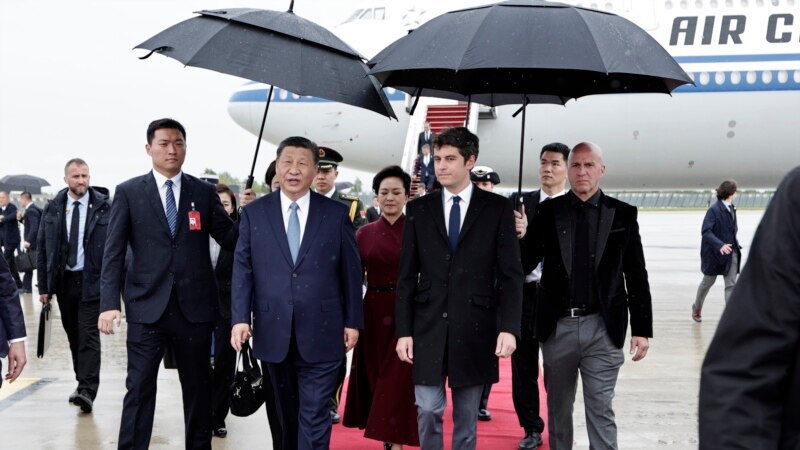 Xi nis vizitën në Francë