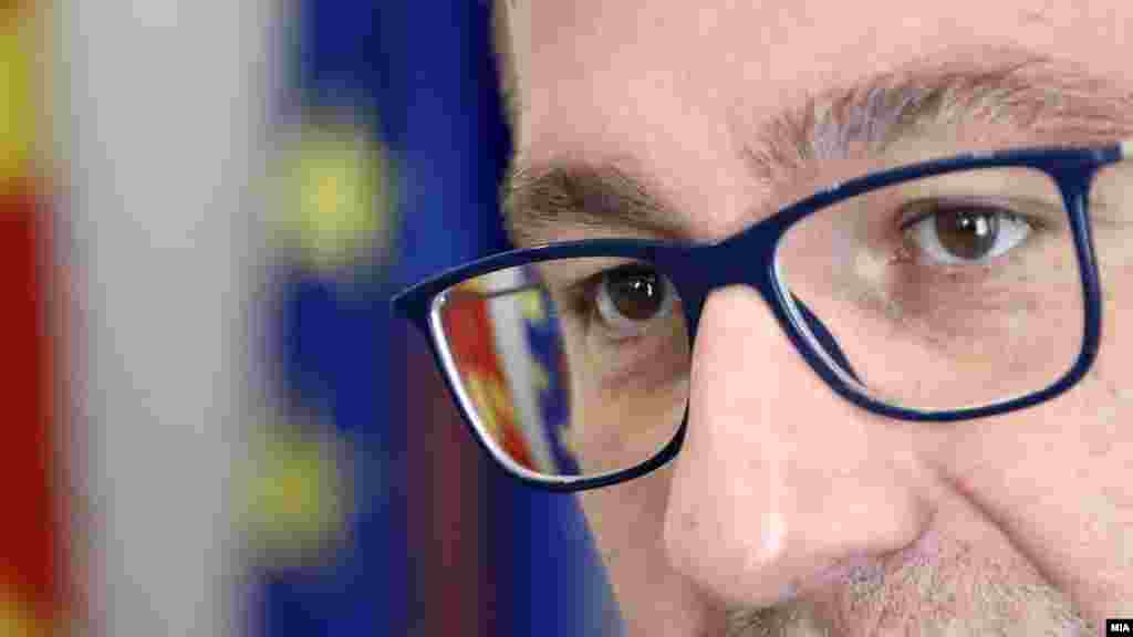 МАКЕДОНИЈА - Лидерот на ВМРО-ДПМНЕ, Христијан Мицкоски, предложи изборен модел со 120 изборни единици и еден круг гласање. Тој го претстави и својот нов тим, како што рече, надворешни натпартиски соработници, меѓу кои и ракометниот голман Борко Ристовски, оперскиот пејач Игор Дурловски, доктор Сашко Кедев, професорката Гордана Силјановска...