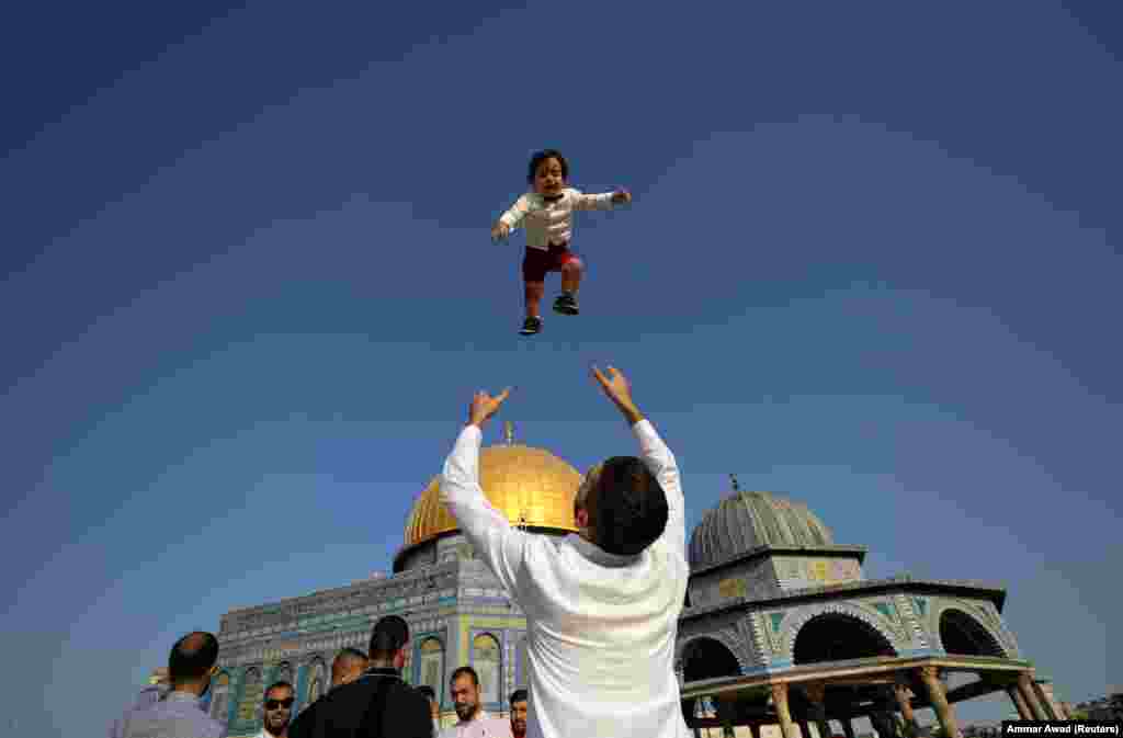Jeruzsálemben ünnepli az Íd al-Adhá első napját ez a pakisztáni férfi és gyermeke