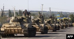 Украина армиясының танкілері қақтығыс аймағына келе жатыр. Донецк облысы, 3 қыркүйек 2014 жыл.