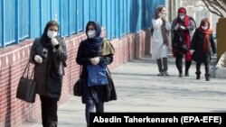 Иранцы в защитных масках