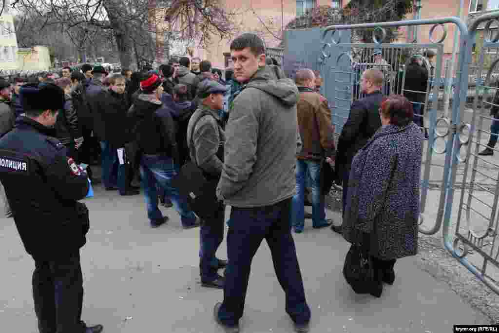 Пока закона о продлении срока постановки на воинский учет в Крыму не было, но уже ходят слухи о том, что его продлят до марта