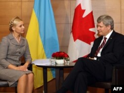 Premierul Canadei, Stephen Harper, şi fostul premier al Ucrainei, Iulia Timoşenko, pe atunci lider al opoziţiei ucrauinene, la Kiev, 25 octombrie 2010