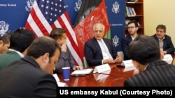زلمی خلیلزاد (نفر وسط) در حال انجام مذاکرات با طالبان و دولت افغانستان برای پایان دادن به طولانی‌ترین جنگی‌ست که آمریکا درگیر آن شده‌است.