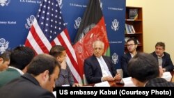 زلمی خلیل‌زاد نماینده خاص امریکا برای صلح افغانستان حین صحبت با شماری از خبرنگاران در سفارت امریکا در کابل. ۲۸ جنوری ۲۰۱۹