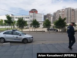 Policia e Kosovës ka vendosur një perimetër sigurie pas kërcënimeve për shpërthime në shkollën "Xhevdet Doda" në Prishtinë. 18 maj 2022.