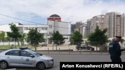 Kosovska policija ispred škole nakon dojave o podmetnutoj bombi, u Prištini 18. maja 2022.