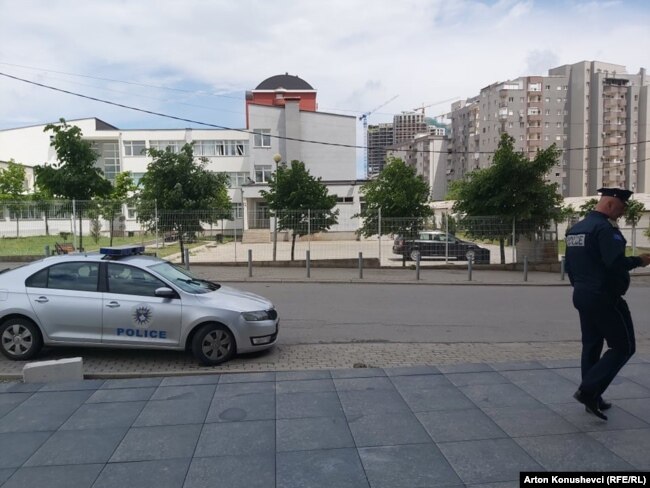 Policia e Kosovës ka vendosur një perimetër sigurie pas kërcënimeve për shpërthime në shkollën "Xhevdet Doda" në Prishtinë. 18 maj 2022.