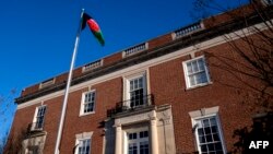 Ambasada afgane në Uashington, e cila ende mban flamurin trengjyrësh zi-kuq-jeshile.
