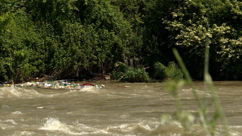 Обвинувањата за местен тендер опасност Вардар да остане скопска канализацијa