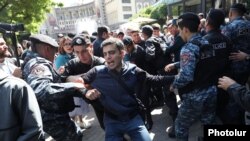 Сотрудники полиции задерживают активистов во время акций протеста сторонников оппозиции в центре Еревана. 18 мая 2022г.