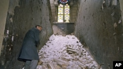 Zamjenik direktora Biblioteke Duško Toholj u razorenoj Vijećnici, 1993.