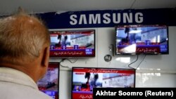 Karaçidə televiziya xəbərlərini izləyirlər