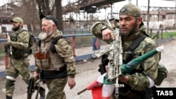 Бойцы так называемого чеченского добровольческого батальона "Ахмат". Мариуполь, 17 апреля 2022 года