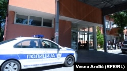 Policija ispred Gradske bolnice u Beogradu, nakon dojava o bombi, 18. maj 2022. 