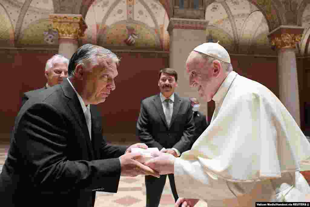 A zárómise előtt a pápa a Szépművészeti Múzeumba látogatott, ahol többek között Orbán Viktorral is találkozott