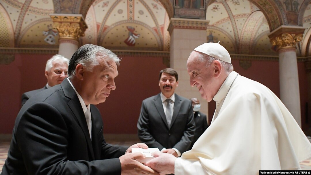 Premierul Viktor Orbán (stânga) este cunoscut pentru acțiunile categorice de limitare a accesului refugiaților în Ungaria. El s-a întâlnit cu Papa Francisc, duminică, 12 septembrie 2021, la Budapesta.