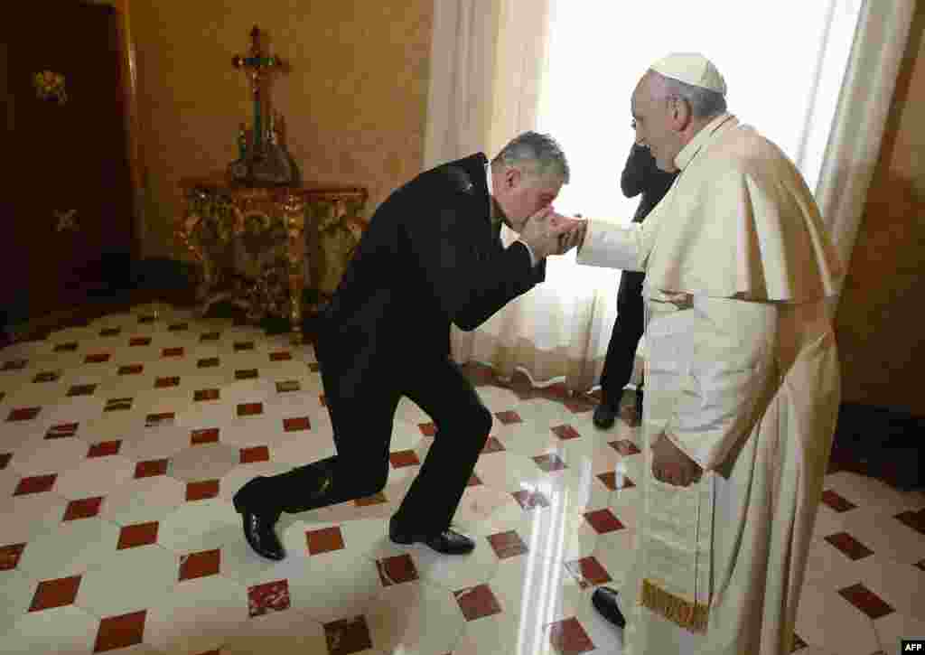 Dragan Covic, Croat member of Bosnia&#39;s tripartite interethnic presidency, kisses the hand of Pope Francis during a private audience at the Vatican. (AFP Photo Pool/Tony Gentile)
