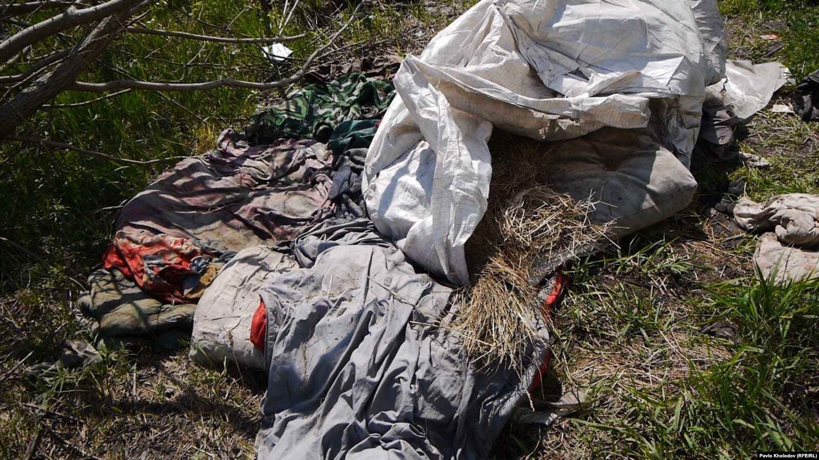 Лахміття, в якому спали 5 цивільних полонених в селі Термахівка на Київщині