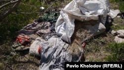Лахміття, в якому спали 5 цивільних полонених в селі Термахівка на Київщині