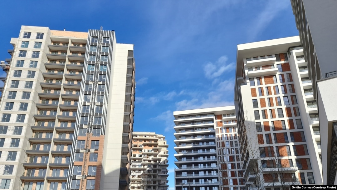 În București, prețul mediu pentru a închiria o garsonieră este de 271 de euro. Un apartament cu două camere se închiriază la peste 350 de euro, potrivit paginilor online de anunțuri imobiliare. 