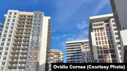 În București, prețul mediu pentru a închiria o garsonieră este de 271 de euro. Un apartament cu două camere se închiriază la peste 350 de euro, potrivit paginilor online de anunțuri imobiliare. 