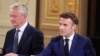 Bruno La Maire (b) és Emmanuel Macrom a francia kormány kabinetülésén 2022. május 23-án