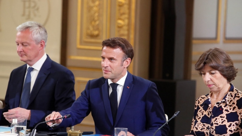 Macron kërkon të ruajë pushtetin pasi humbi shumicën në parlament