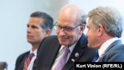 Конгресмен-демократ Білл Кітінг (ліворуч) і конгресмен-республіканець Майкл Маккол (праворуч) – серед законодавців, які підтримують двопартійний законопроєкт, спрямований на посилення санкцій проти російської торгівлі нафтою. (архівне фото)