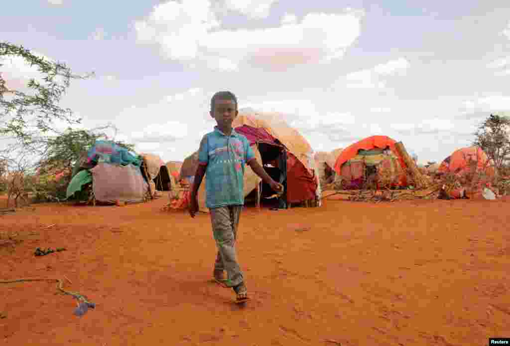 A hároméves Abdulahi Hasszan egy belső menekültek számára kialakított menekülttáborban a szomáliai Dollow-ban