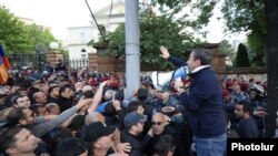 Armenia - Opposition leader Ishkhan Saghatelian appeals to protesters outside the presidential palace in Yerevan, May 25, 2022.