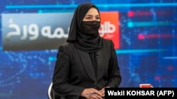Sonia Niazi, voditeljka Tolo Newsa, pokrila je svoje lice u prijenosu uživo na Tolo TV, Kabul 22. maja 2022.