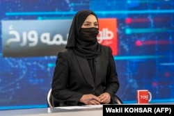 A TOLOnews női műsorvezetője egy 2022 májusi élő adásban