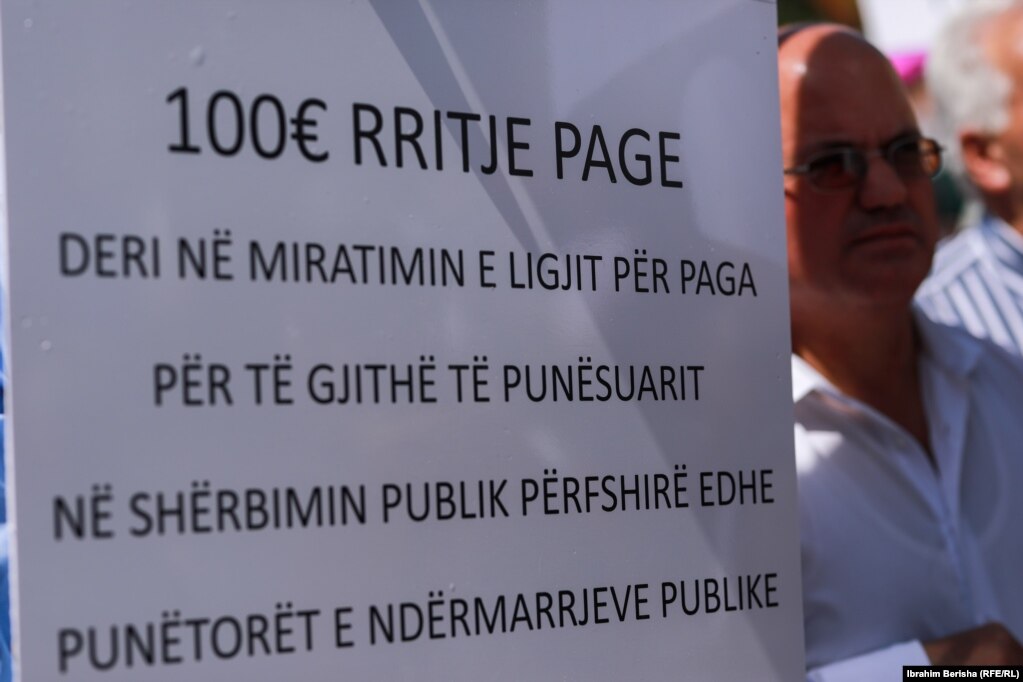 Punëtorët e sektorit publik kërkojnë 100 euro rritje page deri në miratimin e Ligjit për paga. 