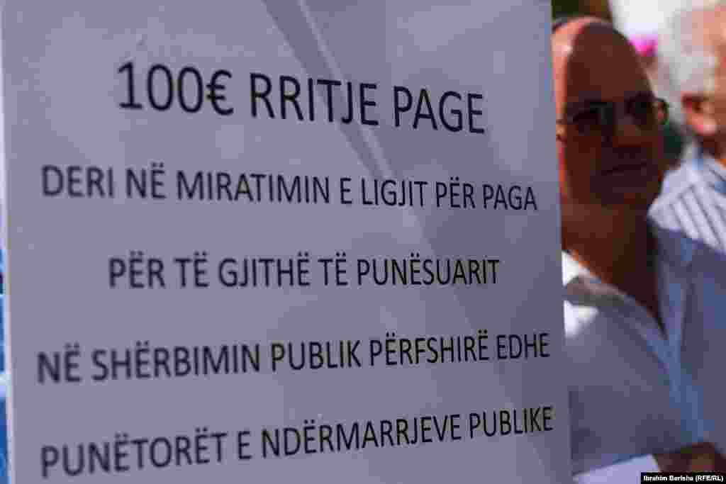 Punëtorët e&nbsp;sektorit publik kërkojnë 100 euro rritje page deri në miratimin e Ligjit për paga.&nbsp;